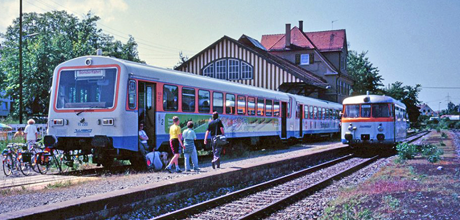 Dieseltriebwagen NE 81 und Schienenbus der WEG beim Nahverkehrsforum zum Bahnjubiläum im Juni 1991. Bild: Peter Fendrich 