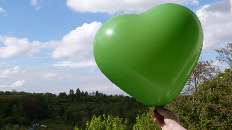 Ein grüner Luftballon. 